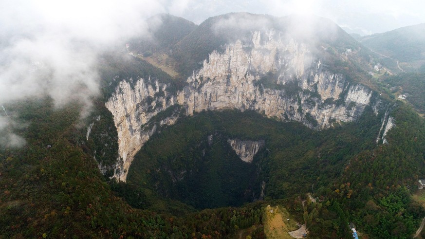 (171128) -- CHONGQING, Nov. 28, 2017 () -- Aerial photo taken on Nov. 28, 2017 shows the 666-meter-depth doline in Xiaozhai Village of Fengjie County, southwest China&#039;s Chongqing. () (zkr)