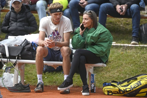 Sport Bilder des Tages 25.04.2022, Tennis Herren ATP, Tennis Herren Tour, BMW-Open Muenchen auf der Iphitos-Tennisanlage, Alexander Sascha Zverev GER trainiert am Nebenplatz, seine Freundin Sophia Tho ...