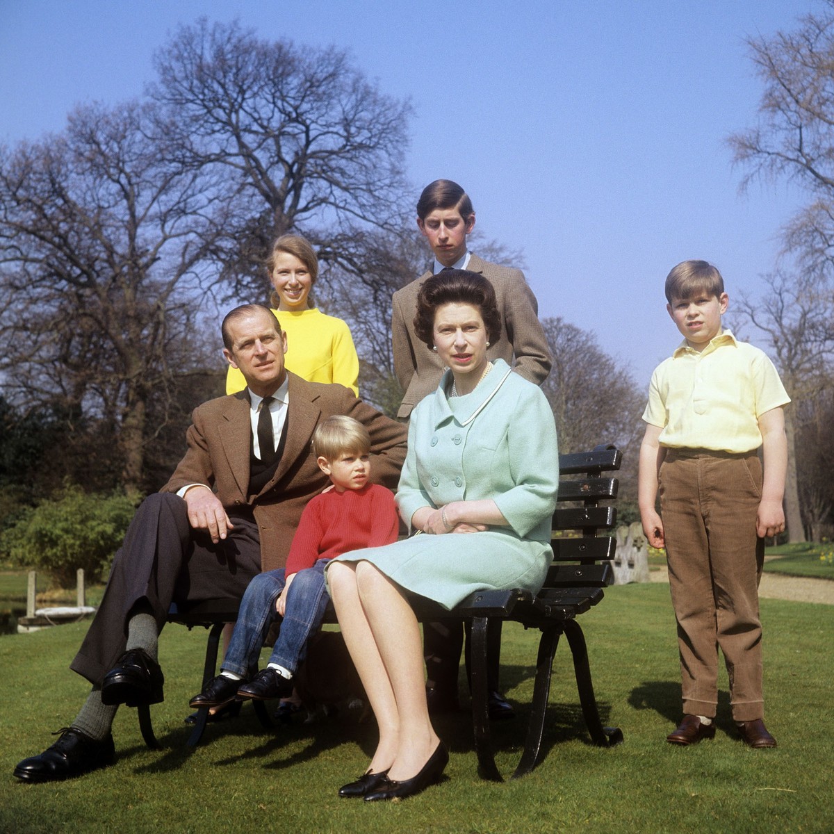 ARCHIV - 21.05.1968, Gro�britannien, Windsor: Die k�nigliche Familie auf dem Gel�nde von Frogmore House: Prinz Philip (l-r), Herzog von Edinburgh, Prinzessin Anne, Prinz Edward (vorn), K�nigin Elizabe ...