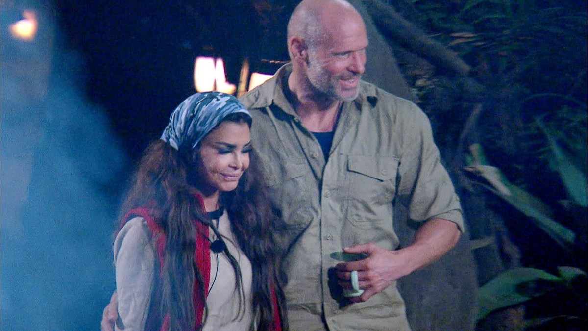 Torsten Leggat bacia nell’accampamento nella giungla: un messaggio affettuoso a sua moglie