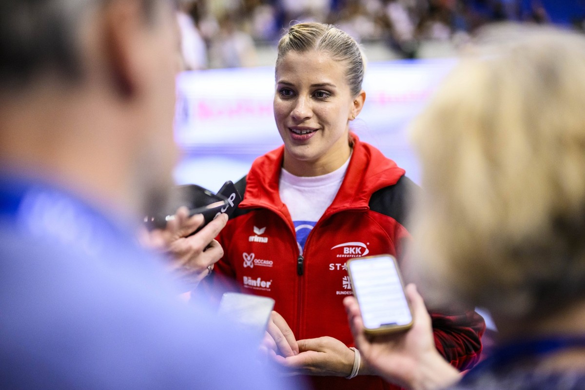 Olympiaqualifikation Turnen 2024 Turnen: Olympiaqualifikation 2024, 22.06.2024, Großsporthalle Rüsselsheim, Damen. Elisabeth Seitz steht nach dem Wettkampf bei einem Interview. Rüsselsheim Großsportha ...