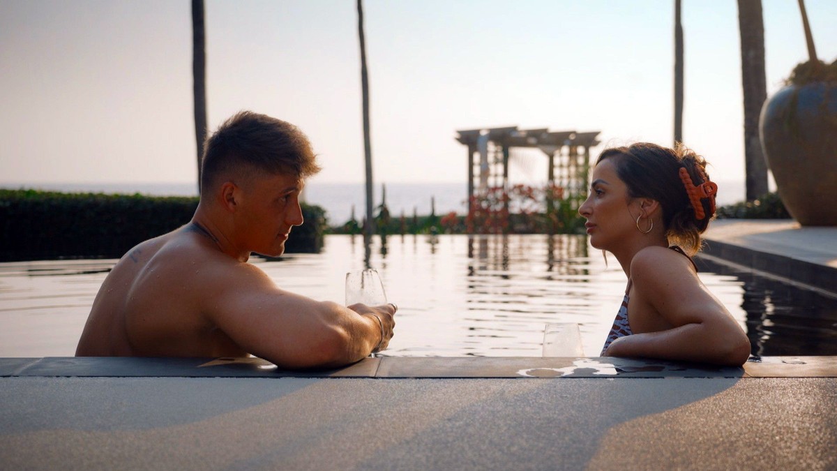 Jennifer und Fynn unterhalten sich im Pool.

Die Verwendung des sendungsbezogenen Materials ist nur mit dem Hinweis und Verlinkung auf RTL+ gestattet.
