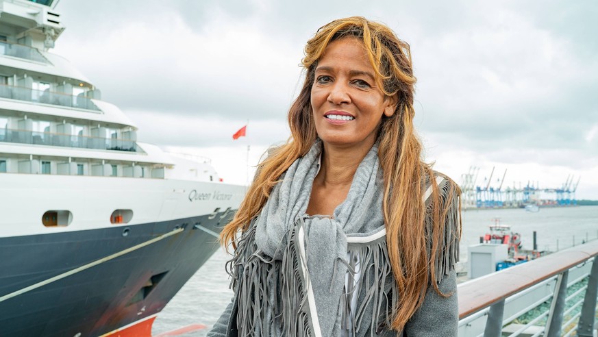 Petra Polk, Eva-Maria Popp, Nadja Abd el Farrag;Fotoshooting Nadja Abd el Farrag im Kreise von der Geschäftsfrauen Petra Polk und Eva-Maria Popp am Hamburg Cruise Center Altona vor dem Kreuzfahrtschif ...