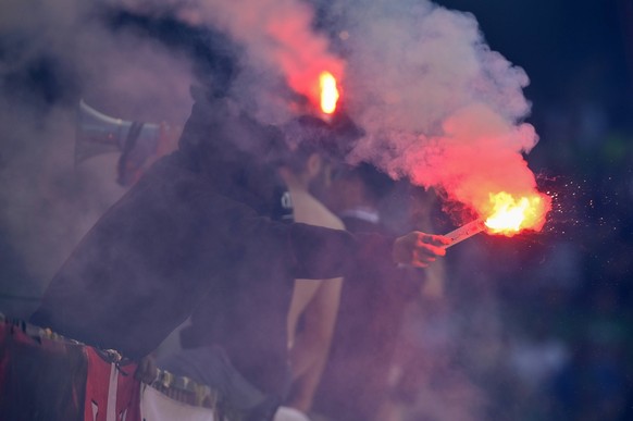 Vermummter mit Pyrofackel in der Hand, FC Lugano - FC St. Gallen, Schweizer Cupfinal, Fussball, 15.05.2022 *** Hooded man with pyro torch in hand, FC Lugano FC St Gallen, Swiss Cup Final, Football, 15 ...