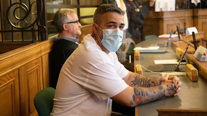 ARCHIV - 17.08.2020, Berlin: Anis Mohamed Youssef Ferchichi, bekannt als Rapper Bushido, sitzt zu Beginn eines Prozesses gegen den Chef einer bekannten arabischst