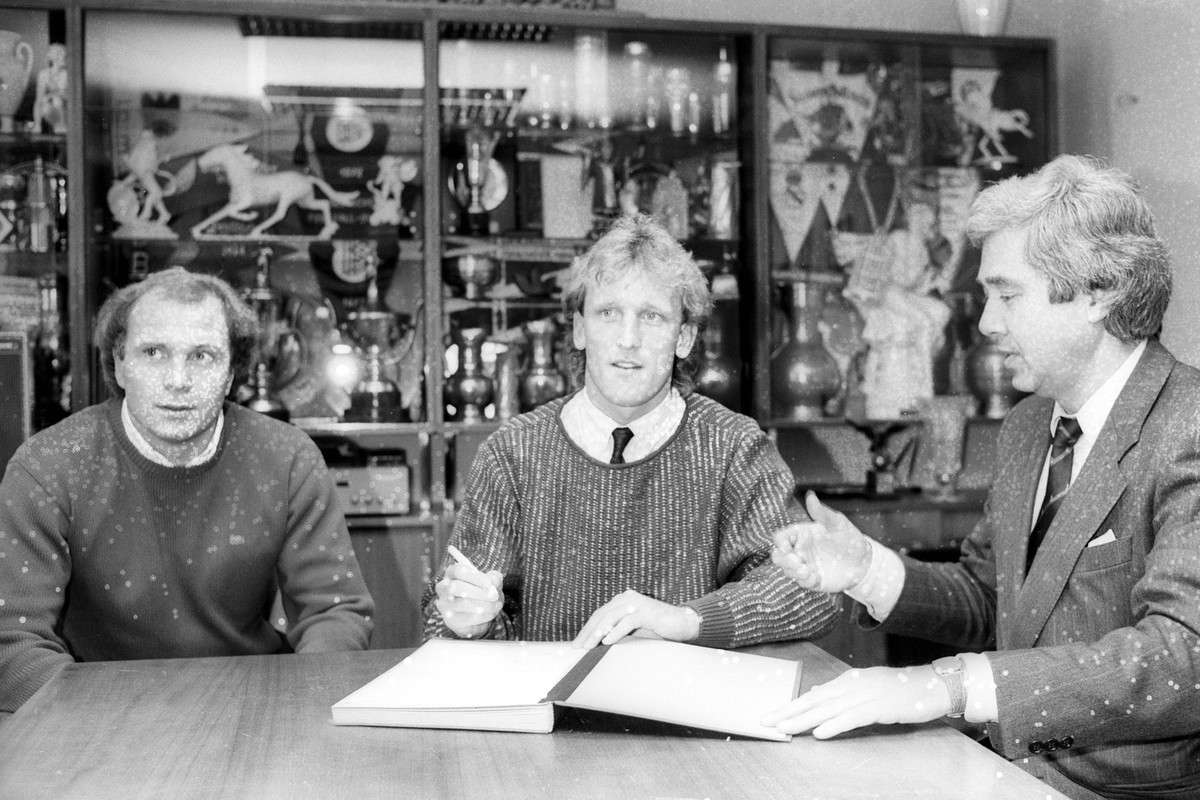 Andreas Brehme (1. FC Kaiserslautern) unterschreibt einen Vertrag zur neuen Saison beim FC Bayern M�nchen, daneben Manager Uli Hoene� (li.) und Pr�sident Fritz Scherer

Andreas Brehme 1 FC Kaisersla ...