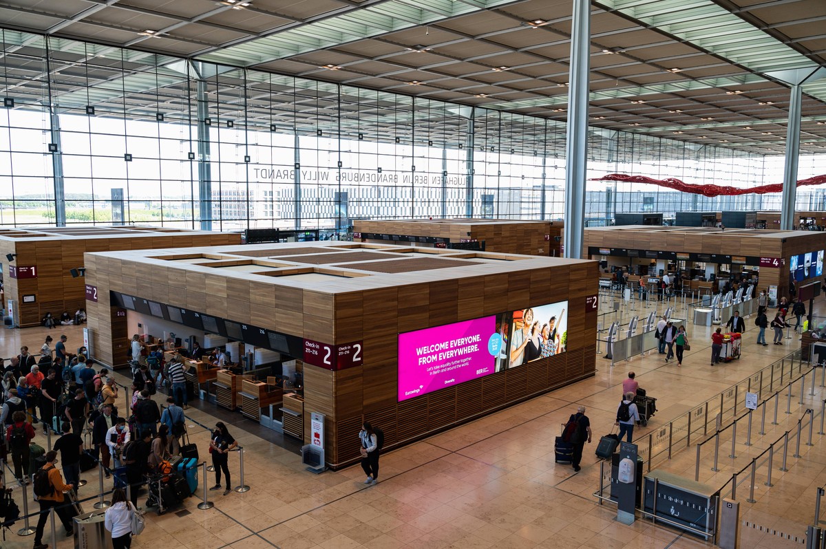 03.06.2022, Berlin, Deutschland, Europa - Eine Innenaufnahme zeigt Flugreisende an einem Abfertigungsschalter im Terminal 1 des Flughafen Berlin-Brandenburg International BER Willy Brandt . *** 03 06 ...