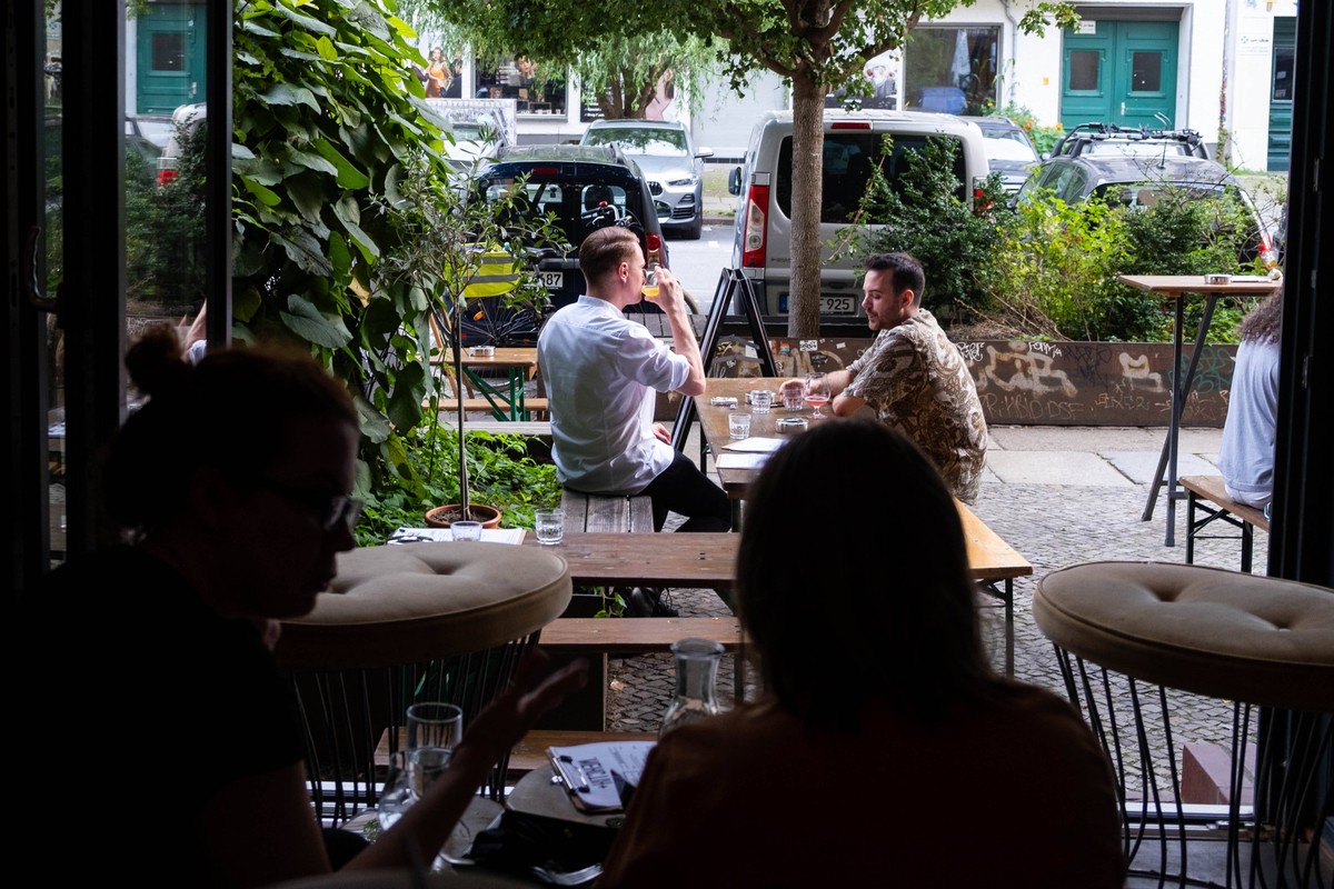 Blick auf den Freisitz der Bar MANIFEST in der Oder Berliner Straße in Berlin-Prenzlauer Berg. / View of the outdoor seating area of the bar MANIFEST in Oder Berliner Straße in Berlin-Prenzlauer Berg. ...