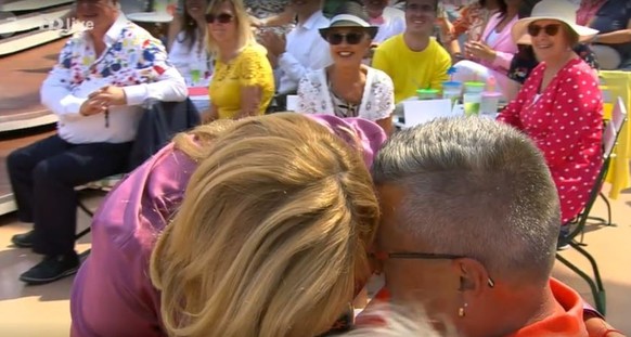 Andrea Kewell abraza al invitado tras la reacción del público.