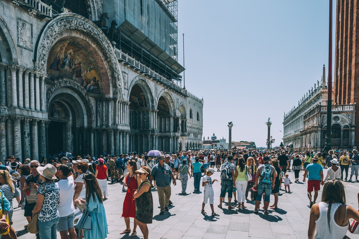 Auf dem Markusplatz in Venedig stellt sich eine wesentliche Frage: Gibt es hier mehr Tauben oder Tourist:innen?