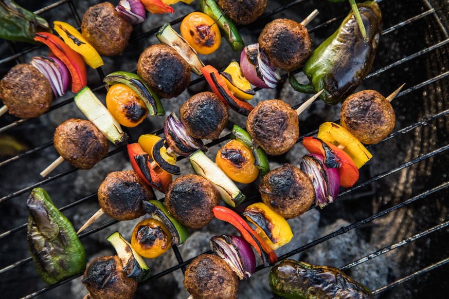 Ob Fleisch und Würstchen oder Fleischersatz, welche Rezepte für Salate, für Brot, Fisch, Dips und mehr: Grillen gehört zu den Lieblingsbeschäftigungen der Deutschen. Am besten an allen beliebigen Orte ...