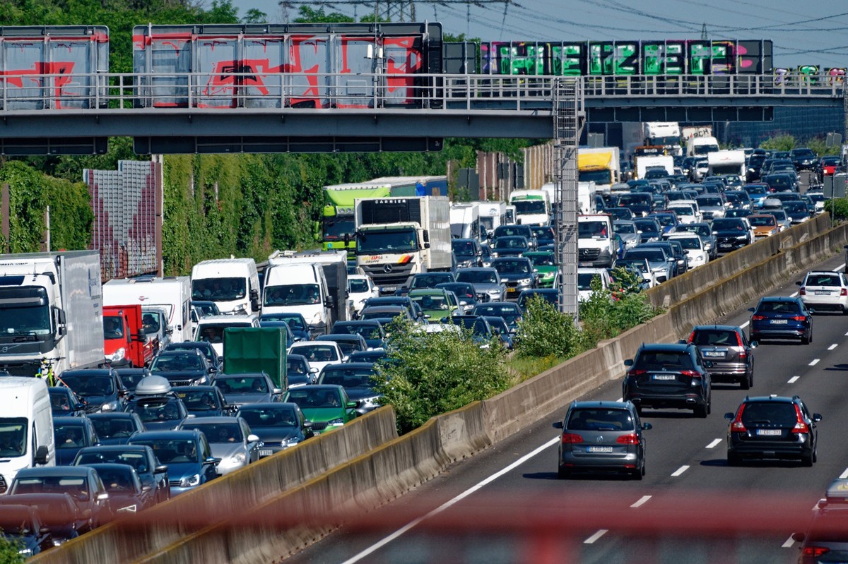 ARCHIV - 03.07.2021, Nordrhein-Westfalen, Köln: Nach einem Unfall auf der A3 bei Köln hatten sich am Anfang der Sommerferien in NRW die Autos gestaut. (zu dpa: «ADAC fürchtet Stauchaos zum Start ins P ...
