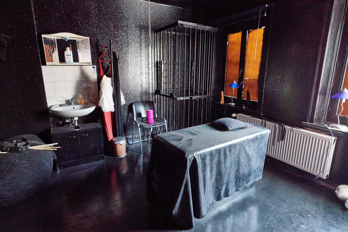 CEJ - 10.06.2021, Hamburg: Prostitution unter Corona-Bedingungen, Domina-Freudenzimmer in der Herbertstraße mit Käfig.CEJ - Herbertstraße, Hamburg Hamburg Deutschland