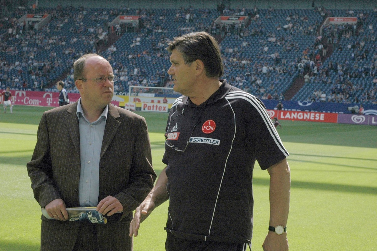 Bildnummer: 02826357 Datum: 05.05.2007 Copyright: imago/Weckelmann
Trainer Hans Meyer (re.) im Gespräch mit Pressesprecher Martin Haltermann (beide Nürnberg); Vdig, quer, close, Pressesprecher, Presse ...