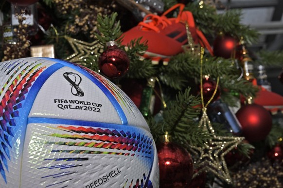 24.10.2022, Symbolbild, Vorschau zur Fussball Weltmeisterschaft 2022 in Katar, Der offizielle Spielball der WM-2022, AL RIHLA Pro von ADIDAS mit Weihnachtsbaum, Thema: WM-Spiele finden während der Adv ...