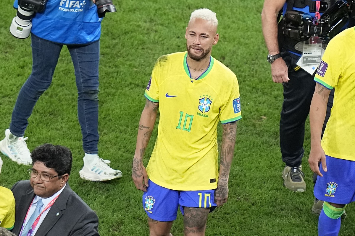 Brazil&#039;s Neymar reacts after the World Cup quarterfinal soccer match between Croatia and Brazil, at the Education City Stadium in Al Rayyan, Qatar, Friday, Dec. 9, 2022. (AP Photo/Pavel Golovkin)