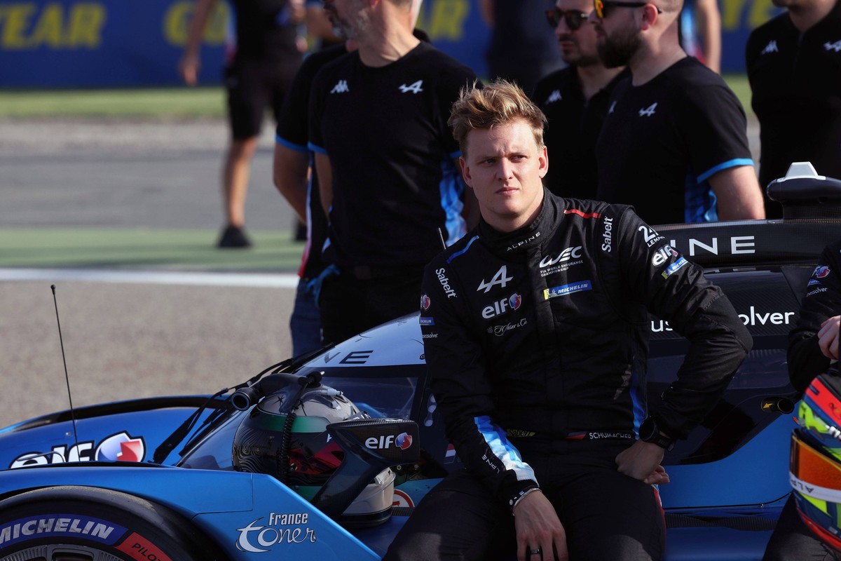 Mick Schumacher GER sitzt auf dem Alpine A424 36 vor der Alpine Endurance Teamfoto, FIA World Endurance Championship, 8 Stunden von Bahrain, 30.10.2024, Manama, WEC *** Mick Schumacher GER sits on the ...