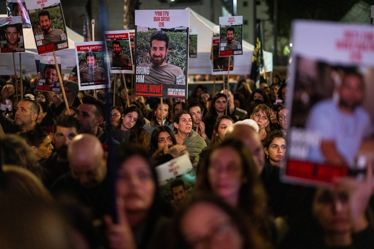 13.01.2024, Israel, Tel Aviv: Israelis blockieren eine Hauptstraße, während Demonstranten die Freilassung der Geiseln fordern. Israelis begehen heute den 100. Tag der Geiselnahme durch die Hamas mit 2 ...