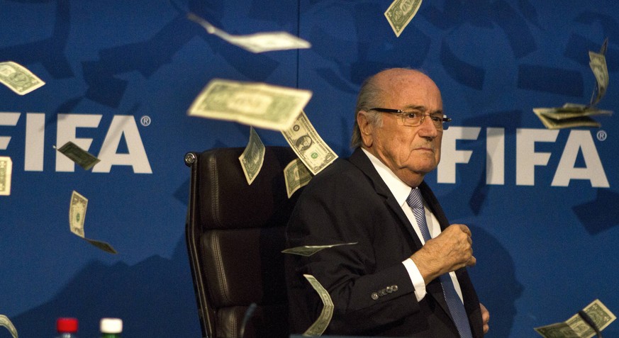 Sepp Blatter wird vom britischen Komiker Lee Nelson mit Dollar Banknoten beworfen FOOTBALL : FIFA PK nach der Sitzung des Exekutiv Komitees - Zurich - 20/07/2015 ElyxandroCegarrax PUBLICATIONxNOTxINxF ...