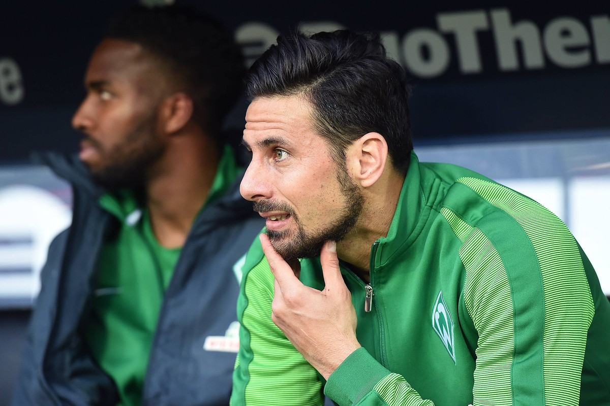 Der arme Rentner muss im Werder-Sturm aushelfen.