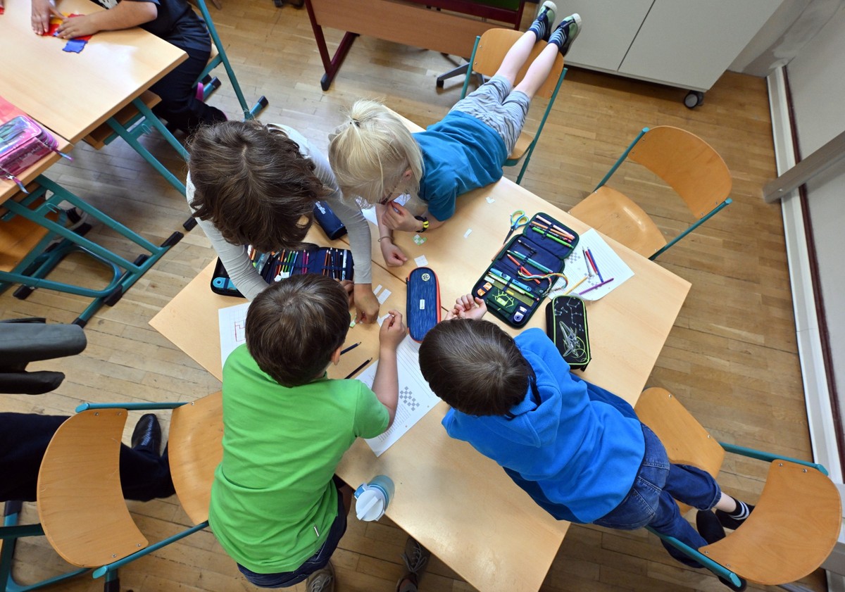 17.06.2024, Th�ringen, Jena: Sch�lerinnen und Sch�ler der 3a w�hrend der Forscherstunde in der Staatlichen Grundschule &quot;Nordschule Jena&quot;. Die Schule ist eine Station w�hrend der Sommertour & ...