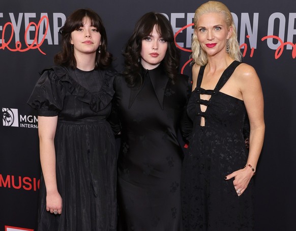 LAS VEGAS, NEVADA - APRIL 01: (L-R) Harper Grohl, Violet Grohl, and Jordyn Grohl attend MusiCares Person of the Year honoring Joni Mitchell at MGM Grand Marquee Ballroom on April 01, 2022 in Las Vegas ...