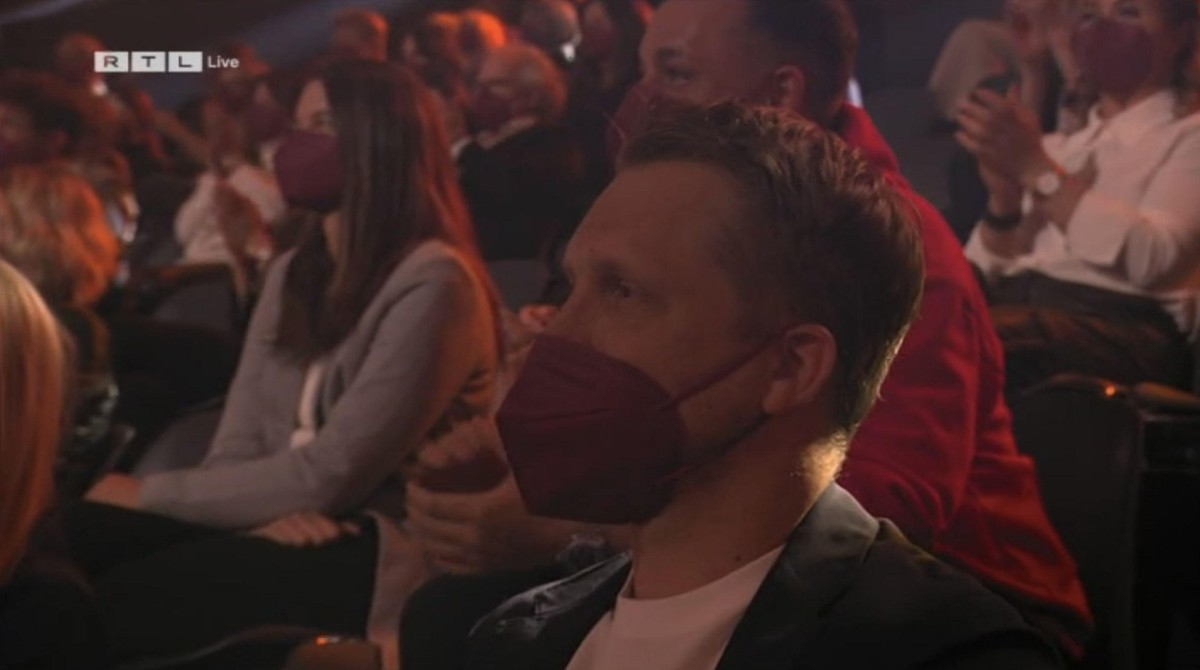 Hier hat Pocher die Maske wieder hochgezogen... wenn auch nicht so ganz.