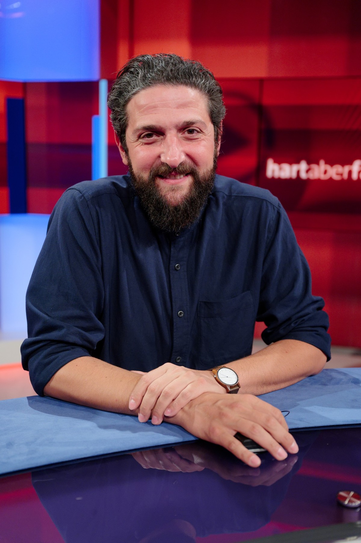 PRODUKTION - 31.10.2022, Nordrhein-Westfalen, Köln: Der Journalist Aladin El-Mafaalani sitzt nach live Produktion der Diskussionssendung "Hart aber fair" im Studio. Foto: Henning Kaiser/dpa ...