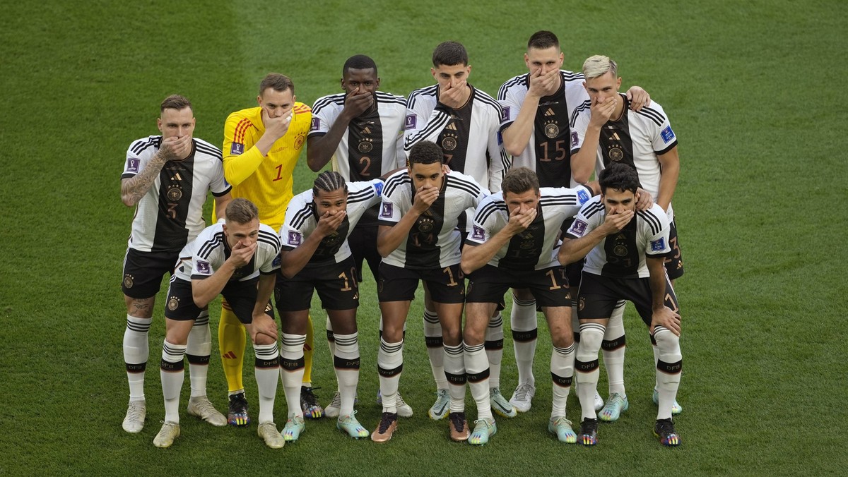 23.11.2022, Fussball Weltmeisterschaft 2022 in Katar, Vorrunde, 1.Spieltag, Deutschland - Japan, Khalifa International Stadium Al-Rayyan, Mannschaftsfoto Deutschland, nach dem Bindenskandal, dem One-L ...