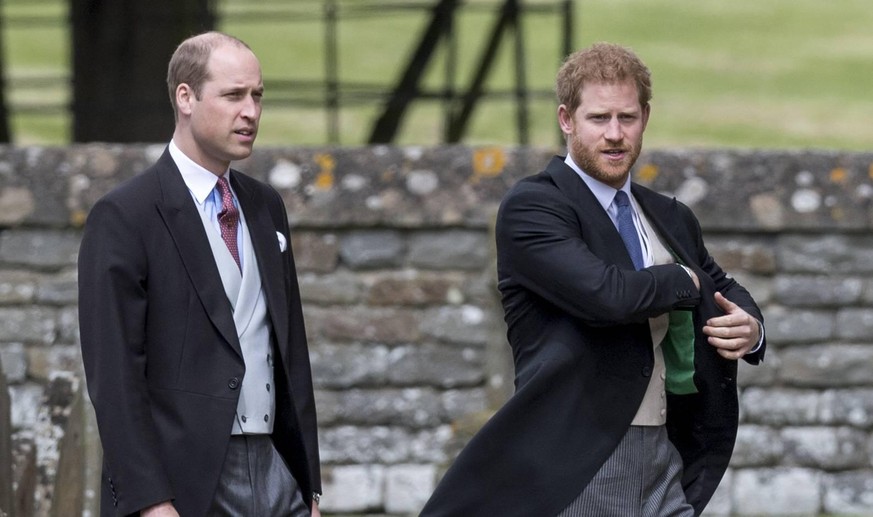 Prinz William (l.) und Prinz Harry auf dem Weg zu Pippa Middletons Hochzeit.