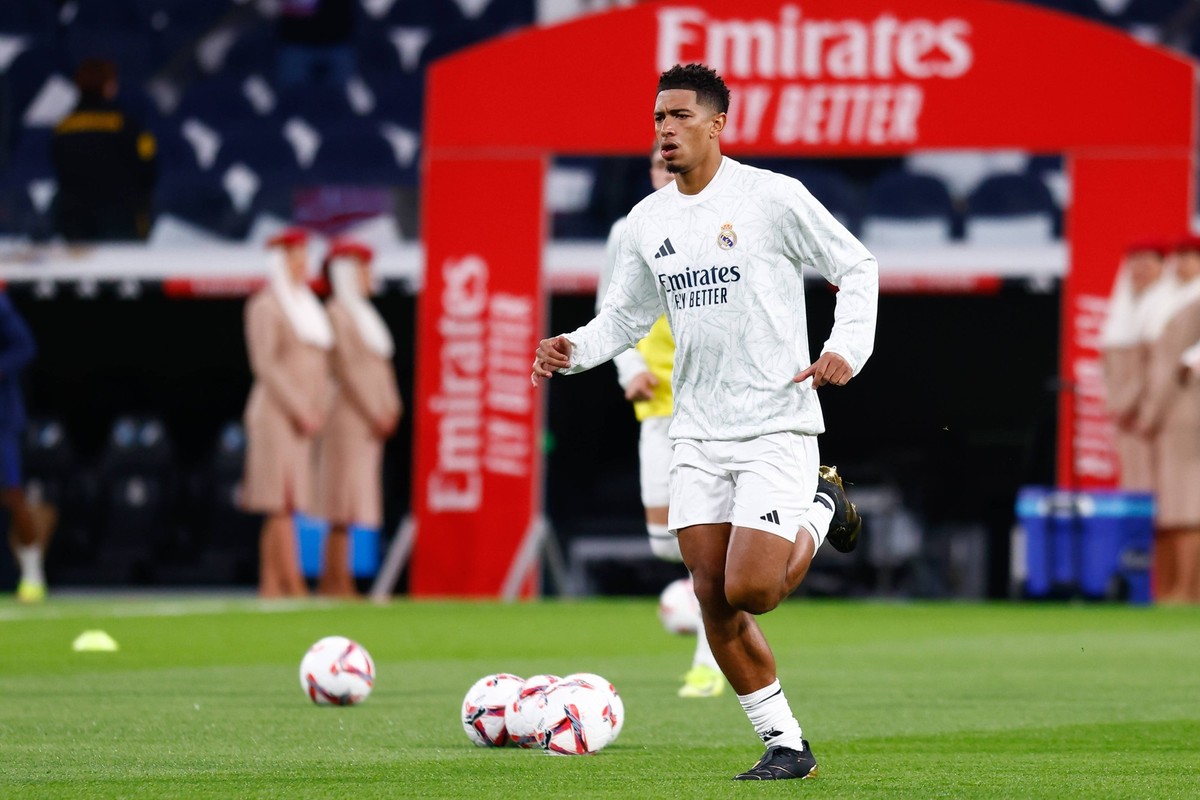 October 26, 2024, Madrid, Madrid, SPAIN: Jude Bellingham of Real Madrid warms up during the Spanish League, LaLiga EA Sports, football match played between Real Madrid and FC Barcelona, Barca at Santi ...