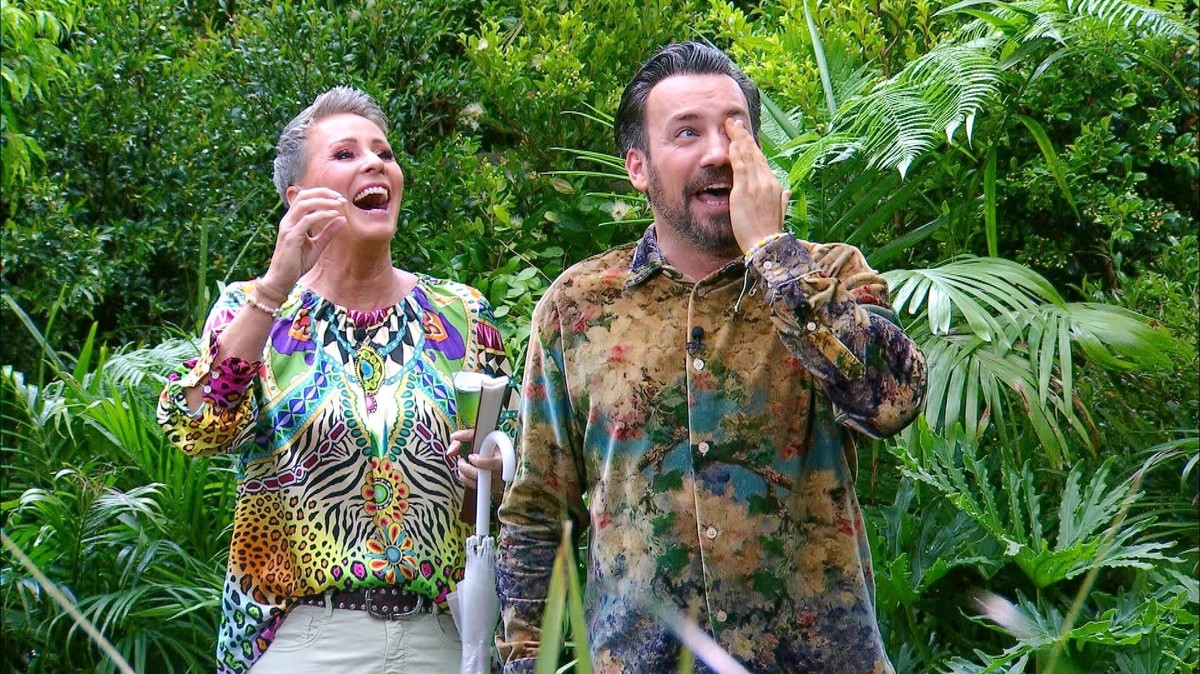 Die Moderatoren Sonja Zietlow und Jan Köppen haben ihren Spaß bei der Dschungelprüfung &quot;Stock-Schauer&quot; von Lilly und Maurice.

+++ Die Verwendung des sendungsbezogenen Materials ist nur mit  ...