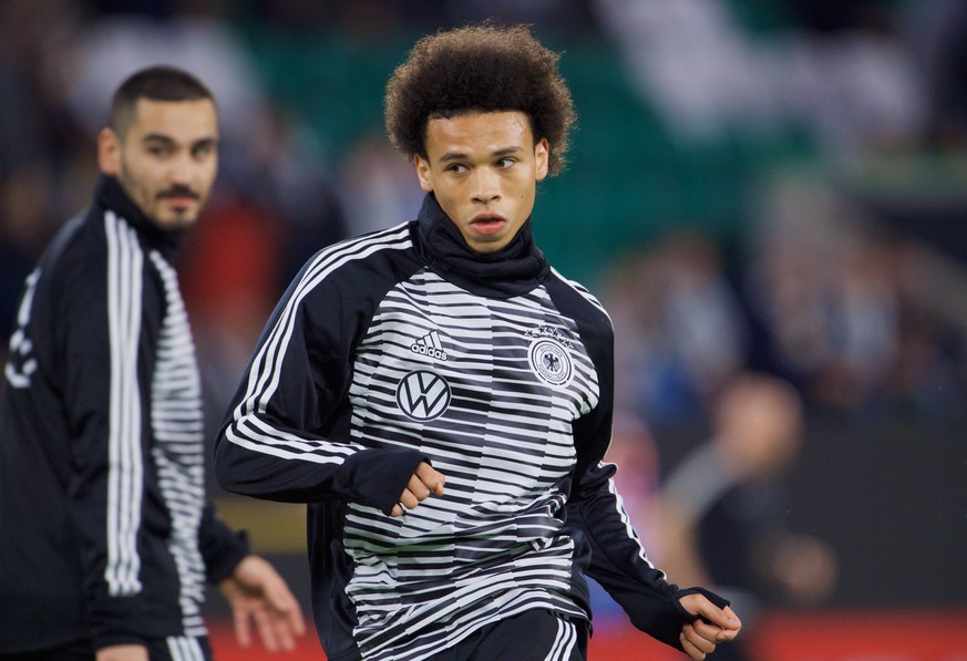 Ilkay Gündogan (l.) und Leroy Sané beim Aufwärmen.