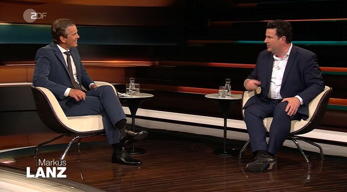 Moderator Markus Lanz im Gespräch mit Arbeitsminister Hubertus Heil, der die Sendung nutzt, um für die Impfung zu werben.