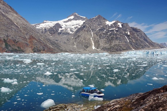 Kleines Boot, Fjord mit Eisbergen und Eisstücken, Gletscher, Knud Rasmussen Glacier, Ostgrönland, Arktis, Grönland, Dänemark, Nordamerika