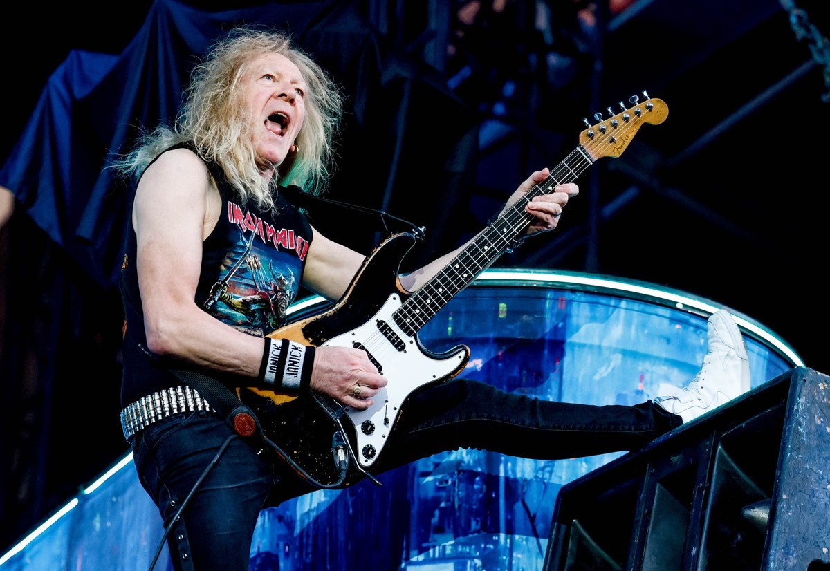 04.08.2023, Schleswig-Holstein, Wacken: Janick Gers, Gitarrist der britischen Heavy-Metal-Band «Iron Maiden», steht beim Wacken Open Air auf der «Harder»-Stage. Foto: Axel Heimken/dpa - ACHTUNG: Nur z ...