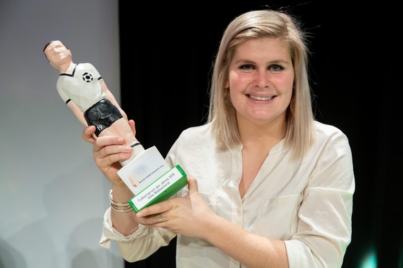 Imke Wübbenhorst mit der Auszeichnung zum Fußballspruch des Jahres. 