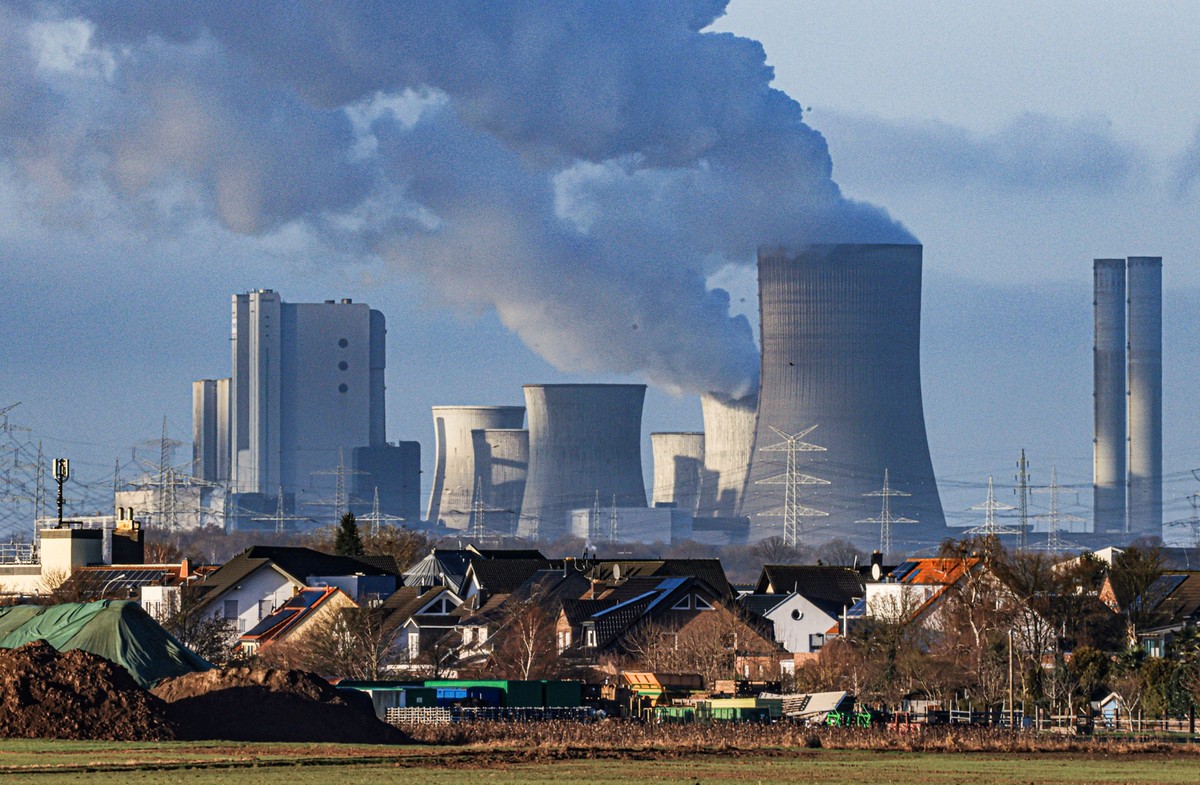 01.02.2024, Nordrhein-Westfalen, Pulheim: Dampf steigt aus dem RWE Braunkohlekraftwerk Niederau�em. Im Vordergrund der Pulheimer Ortsteil Sinnersdorf. Das Kraftwerk Niederau�em ist ein von RWE Power m ...