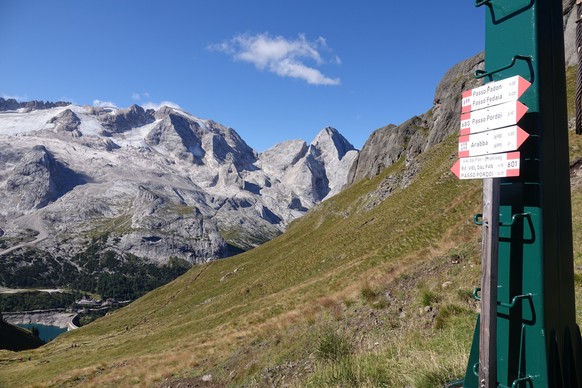 Vista dal Gruppo Badon alla Marmolada, 25 aprile 2024, Copyright: xVobelimax Panthermedia37154455.jpg