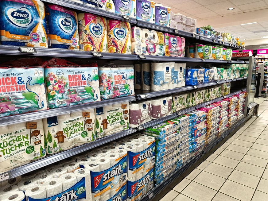 Düsseldorf 27.08.2022 Supermarkt Lebensmittel Discounter Filiale Warenregal Toilettenpapier Klopapier Küchentücher kein Papiermangel volle Regale Düsseldorf Nordrhein-Westfalen Deutschland *** Düsseld ...