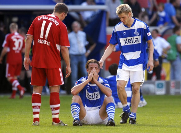Björn Schlicke kämpft mit den Tränen, Lukas Podolski (l.) und Markus Daun (r.) haben Mitleid