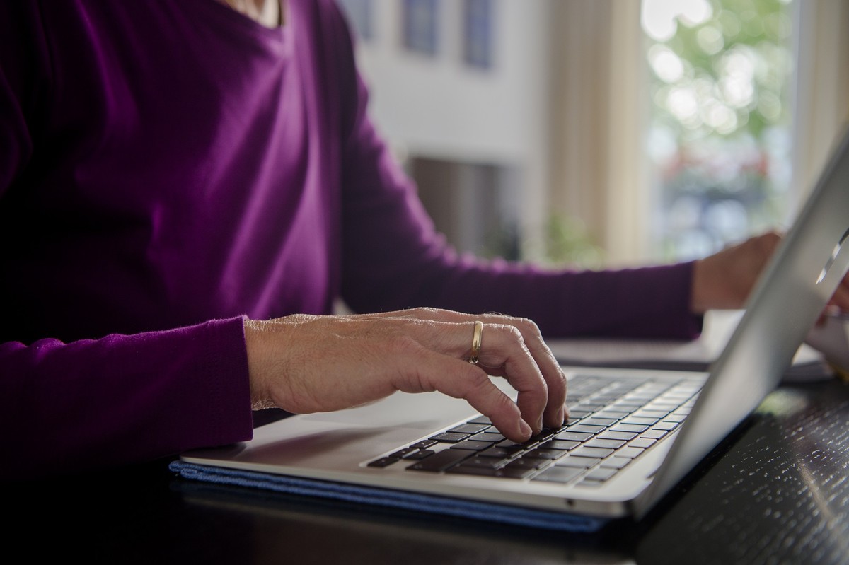 ARCHIV - 01.10.2021, Bayern, München: Eine Frau sitzt zuhause an einem Esstisch und arbeitet an einem Laptop. (Gestellte Szene) Die Zahl der abhängig Beschäftigten, die ausschließlich im Homeoffice ar ...