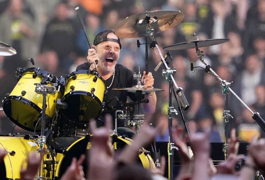 26.05.2023, Hamburg: Schlagzeuger Lars Ulrich von der Band Metallica spielt auf der Bühne im Volksparkstadion. Metallica hat sein erstes von zwei Hamburg-Konzerten im Rahmen der «M72 World Tour» gespi ...