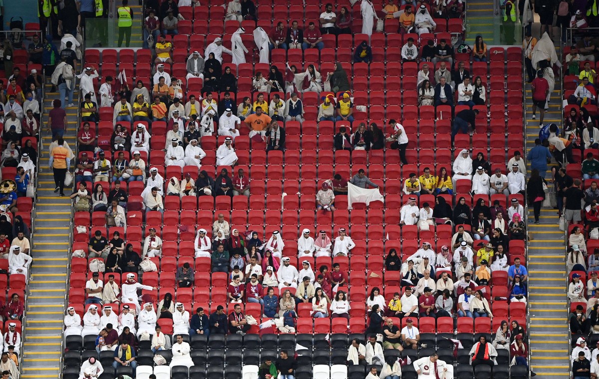 Fussball, Herren, Saison 2022/23, WM in Katar, Gruppe A 1. Spieltag, Eröffnungsspiel, Katar - Euador im Al-Bayt Stadium in Al-Khor, leere Plätze im Publikum, Zuschauer verlassen vorzeitig das Stadion, ...