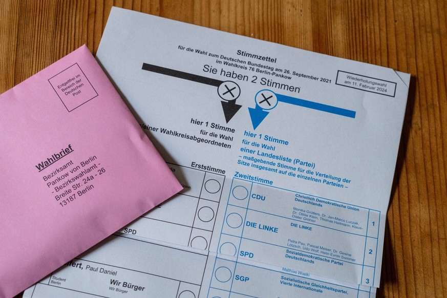 Wahlbrief und Stimmzettel für die Briefwahl anlässlich der teilweisen Wiederholgungswahlen zum Deutschen Bundestag in einigen Teilen Berlins. / Ballot letter and ballot paper for the postal vote on th ...