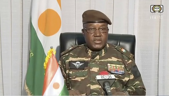 SCREENSHOT - 28.07.2023, Niger, Niamey: HANDOUT - Auf diesem von ORTN zur Verfügung gestellte Videostandbild spricht General Abdourahmane Tchiani. Der Chef der Präsidentengarde im Niger, General Omar  ...