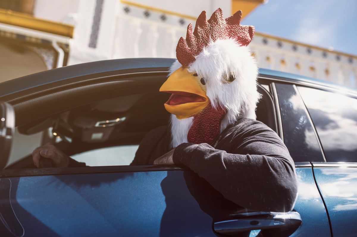 Wer in der Karnevalszeit nicht auf das Kostüm verzichten will, sollte nicht unbedingt Auto fahren.