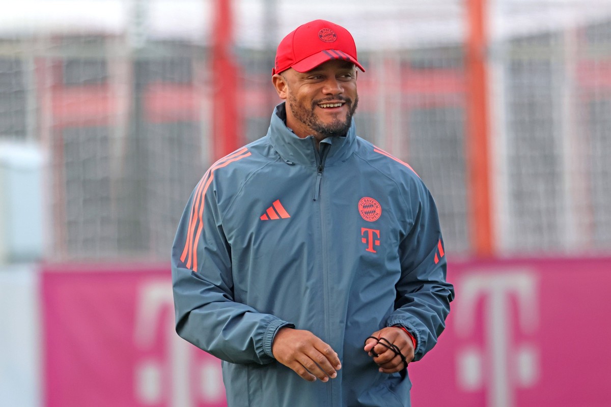 Trainer Vincent Kompany, ist gut gelaunt, Portraet, Portrait, Fussball / FC Bayern M�nchen / Training an der S�benerstrasse / 14.10.2025 / FOTO: Mladen Lackovic / LakoPress *** Coach Vincent Kompany,  ...