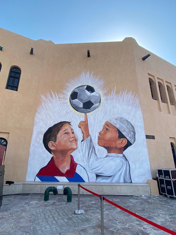 Wandzeichnungen zieren manche Häuserwände während der Fußball-WM in Doha.