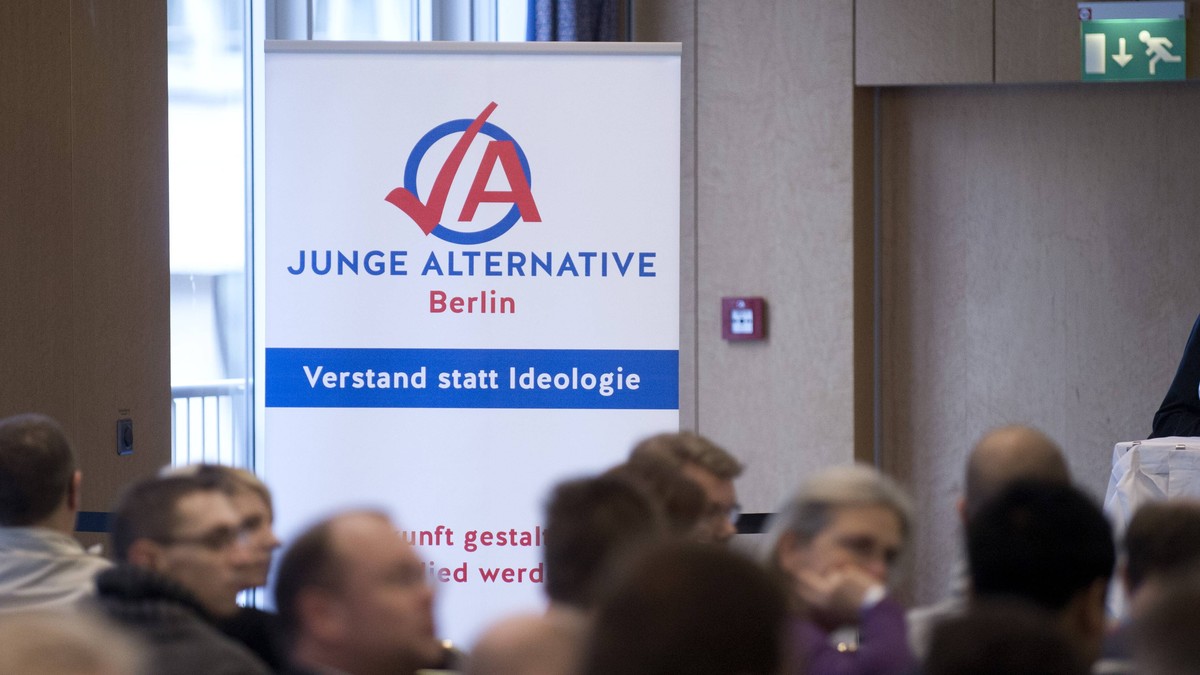 AfD Berlin DEU, Deutschland, Germany, Berlin, 16.01.2016 Plakat der Jugendorganisation Junge Alternative Verstand statt Ideologie auf dem Landesparteitag der Partei AfD, Alternative fuer Deutschland,  ...